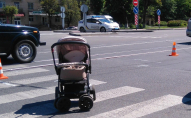 У Луцьку водій авто збив дитячий візочок: півторарічна дитина вилетіла нього на дорогу
