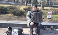 Вуличний музикант у Вінниці приймає гроші через QR-код