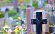 На кладовищі знайшли тіло жінки: що сталося
