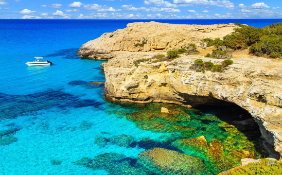 Не дивлячись на розпал сезону, пляжі Кіпру пустують. ВІДЕО