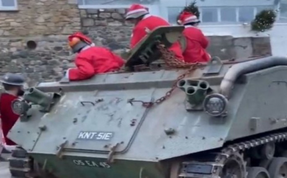 П'яні Санта-Клауси на танку влаштували хаос у селі