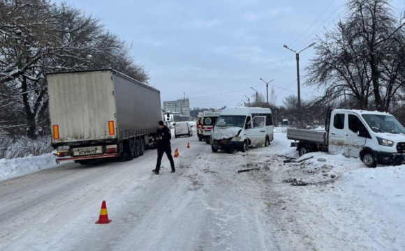 У Волинській області рейсовий автобус зіткнувся з бусом: постраждали 10 людей