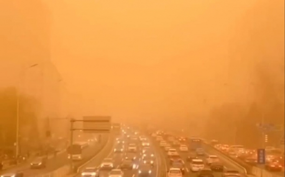 У Китаї жовтий рівень небезпеки: столицю накрила піщана буря