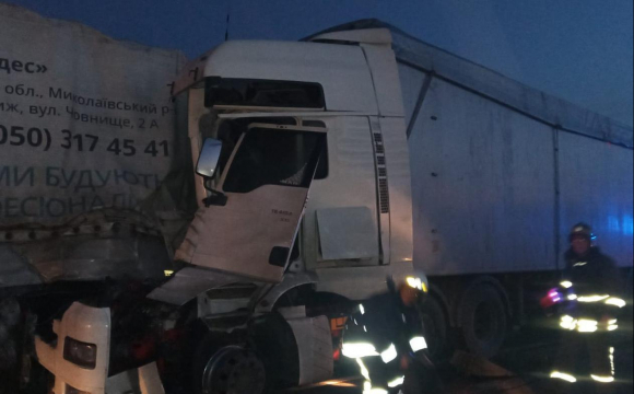 Кабіну розтрощило повністю: на Львівщині зіткнулися дві вантажівки, водія з Волині госпіталізували