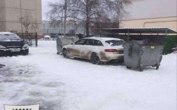 Луцького автохама заблокували з 2 боків смітниками. ФОТО