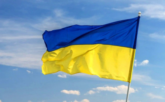 Через спір: росіянин зняв з ТРЦ український прапор та викинув його у кущі