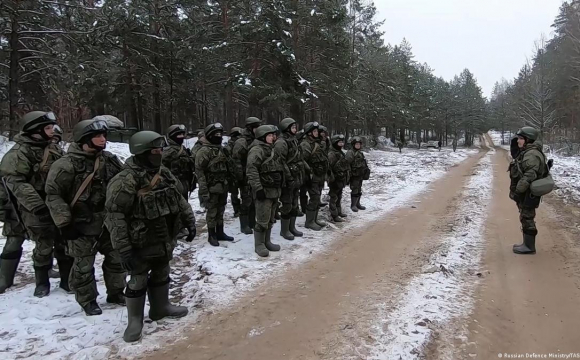 До українських сіл та міст перекидають військових з Білорусі