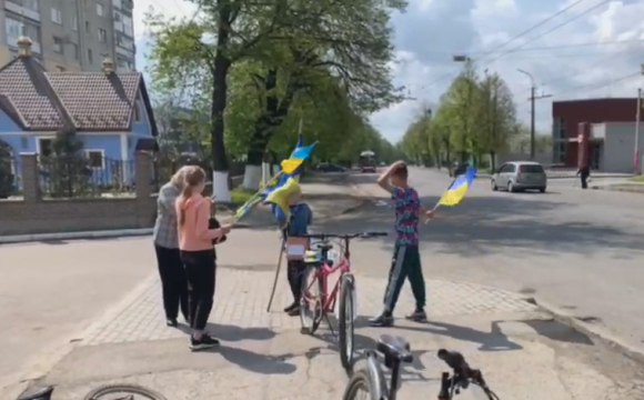 На Львівській у Луцьку школярі влаштували благодійний флешмоб. ВІДЕО