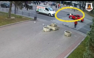 У центрі Луцька легковик збив жінку на переході: відео аварії