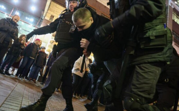 Протести в росії: міліція б'є жінок до втрати свідомості. ВІДЕО