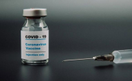Відома компанія припинила виробництво вакцини проти коронавірусу