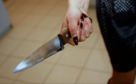 Жінка з ножем напала на свого коханого