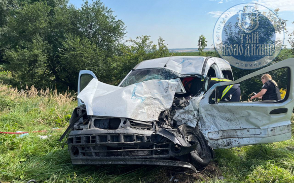 На Волині зіткнулись бус та авто: водія вирізали з салону. ФОТО