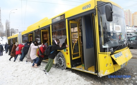 У Києві пасажири штовхали автобус, що «застряг» у снігу