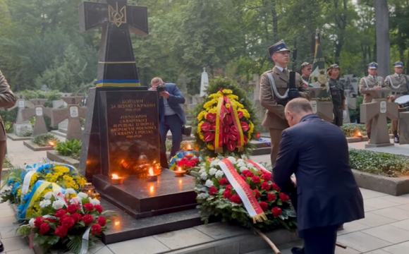 Президент Польщі Анджей Дуда на колінах вшанував пам'ять воїнів УНР