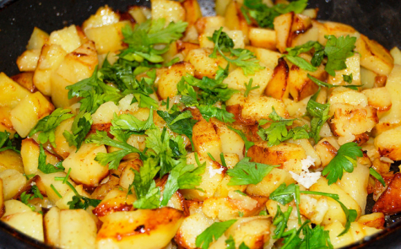 Як правильно пожарити картоплю, аби вона не прилипла до сковорідки