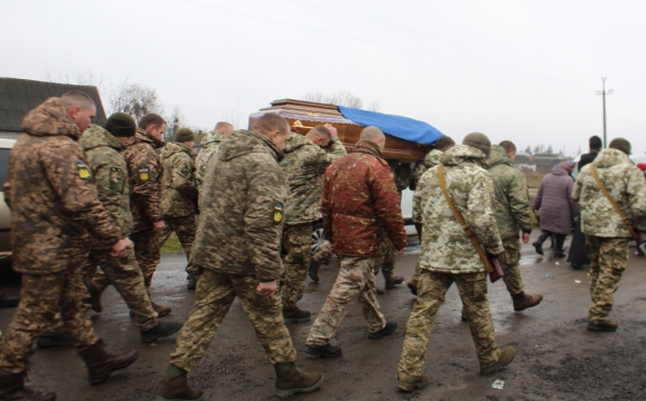 Волиняни на колінах зустріли загиблого на війні Героя. ФОТО