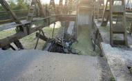 На заході України обвалився міст: авто впали в річку. ФОТО