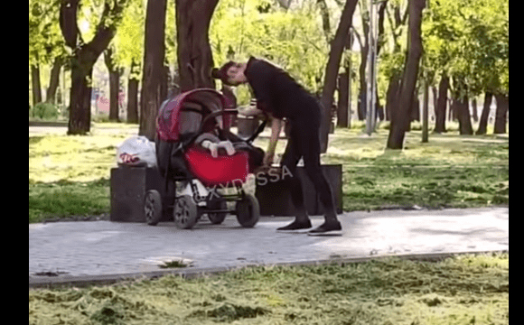 Відключалась на ходу: в парку «під кайфом» гуляла жінка з немовлям. ВІДЕО