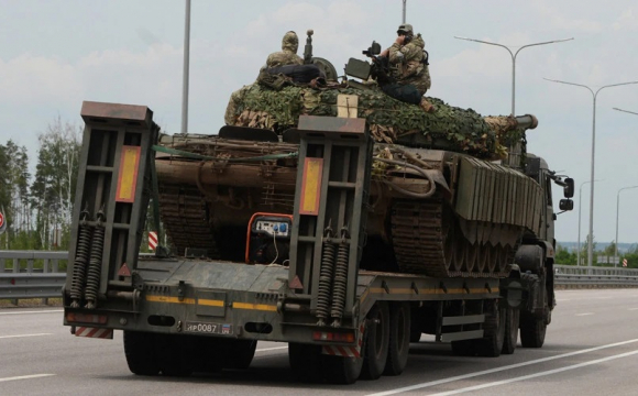 У Білорусі під час руху колони вагнерівців помітили БТР з українським номером