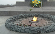 Українець влаштував пікнік в парку біля Вічного вогню. ВІДЕО