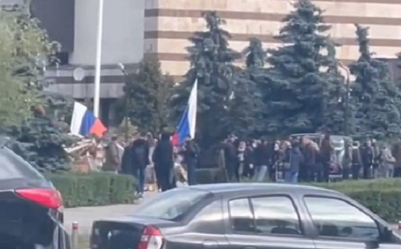Російські прапори у центрі столиці: поліція ніяк не відреагувала на символіку країни-агресора. ВІДЕО