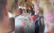 Пенсія по-одеськи: дідусі побились за місце для інвалідів у трамваї. ВІДЕО