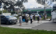 У Луцьку біля заправки люди перекрили рух авто: що сталося. ФОТО