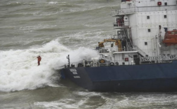 «Тонемо!» - у мережі показали моторошні кадри аварії українського судна Arvin