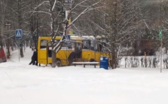 На вулиці Карбишева люди викопували маршрутку з снігу