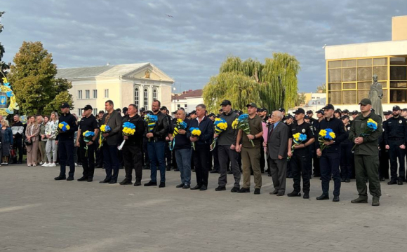 У Луцьку вшанували пам'ять захисників та захисниць України хвилиною мовчання