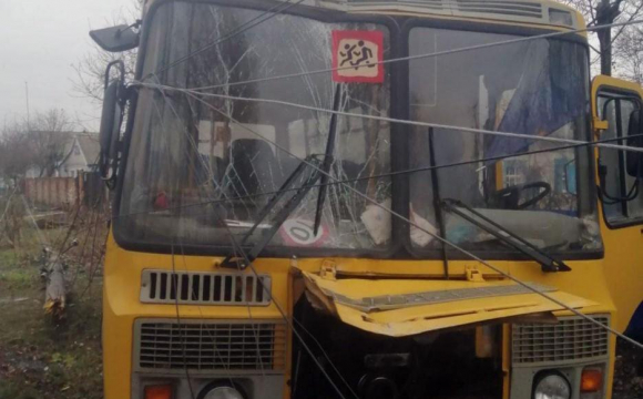 Шкільний автобус врізався у стовп