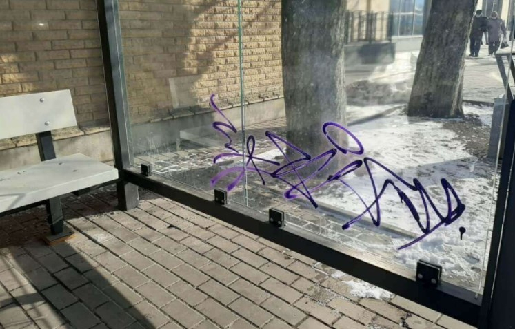 У центрі Луцька вандали розмалювали розумну зупинку. ФОТО