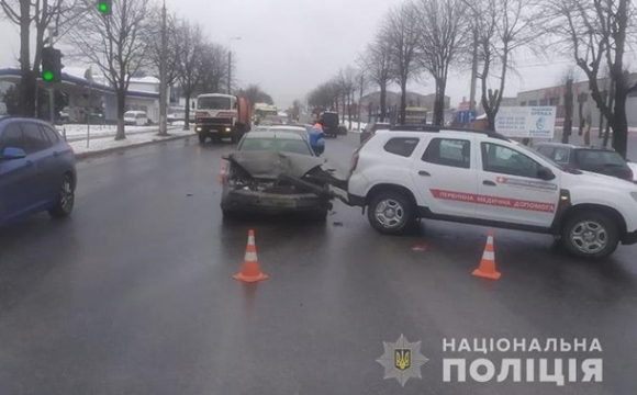 У Тернополі в аварію потрапив автомобіль з COVID-вакциною. ФОТО