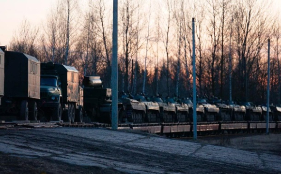 Білорусь перекинула техніку і військових до кордону з країною НАТО