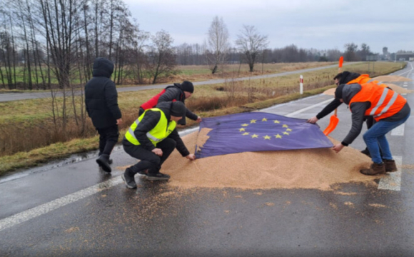 У Польщі відкрили справу щодо фермерів, які висипали зерно з українських фур