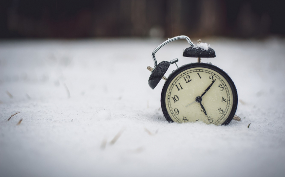 Коли українцям треба переводити годинники на зимовий час