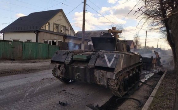 Українка впізнала речі зі свого будинку, які рашисти вивезли на танку. ФОТО