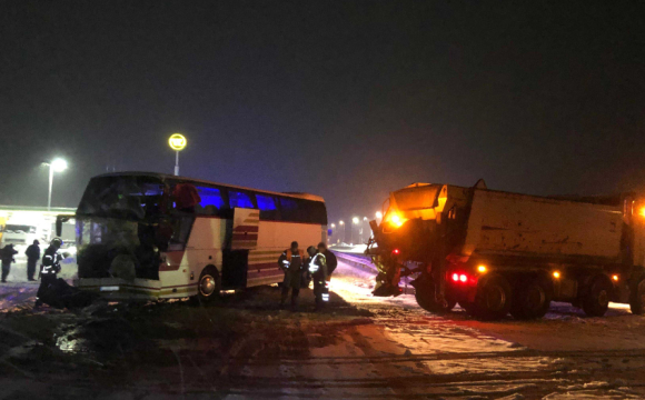 На Волині міжнародний автобус зіткнувся з снігоочисною технікою: є постраждалі