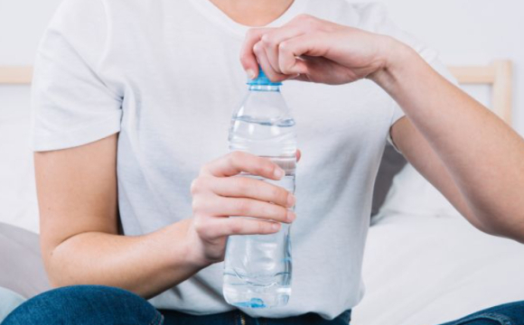 Чи можна пити воду з пластикових пляшок