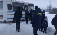 На Володимирщині у снігових заметах застряг автобус з дітьми. ВІДЕО