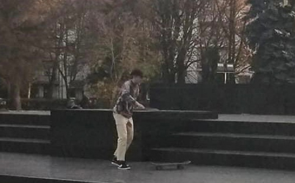Розвага чи зневага: у Луцьку скейтер катався на Меморіалі Вічної Слави. ФОТО