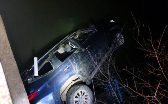 У селі авто злетіло з дороги в річку: водій загинув відразу. ФОТО