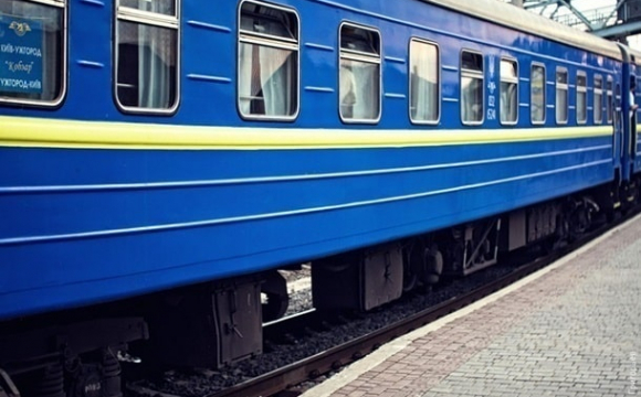 Не доїхала: жінка народила у вагоні поїзда Київ-Ужгород