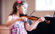 «На День міста грати не можна»: 6-річну лучанку зі скрипкою вигнали з центру за гру на скрипці