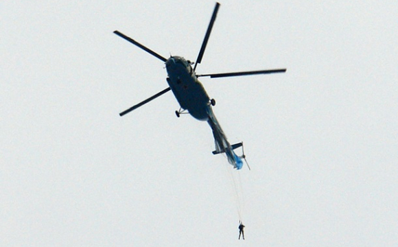 Непогано зависнув: парашутист зачепився за вертоліт під час стрибка. ВІДЕО