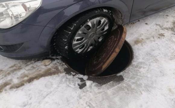 В Луцьку водій заїхав колесом в люк. ФОТО