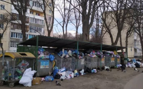 Повні смітники й сморід: лучани скаржаться на гори сміття
