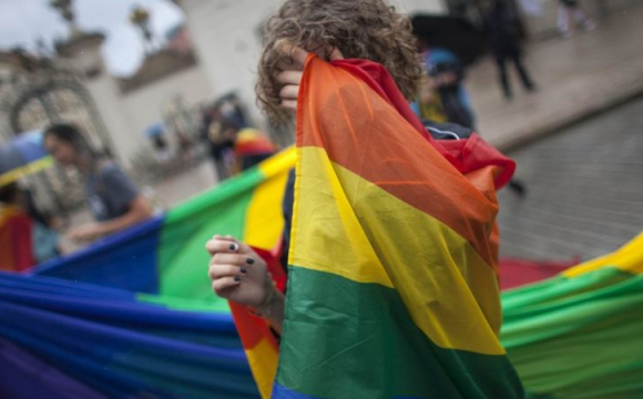 Польща хоче остаточно заборонити геям всиновлювати дітей