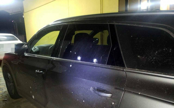 Невідомі вночі кинули гранату на подвір'я бізнесмена, пошкоджено автомобілі